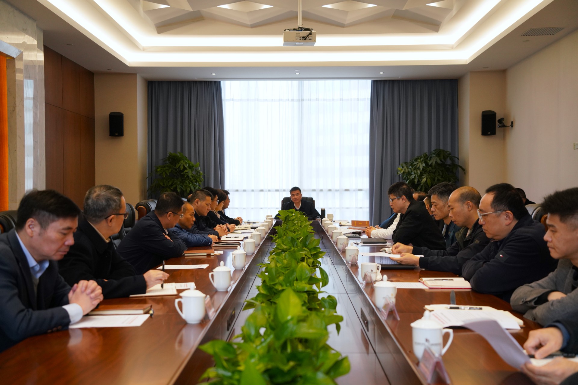 貫徹中央經(jīng)濟工作會議黨委擴大會議.jpg