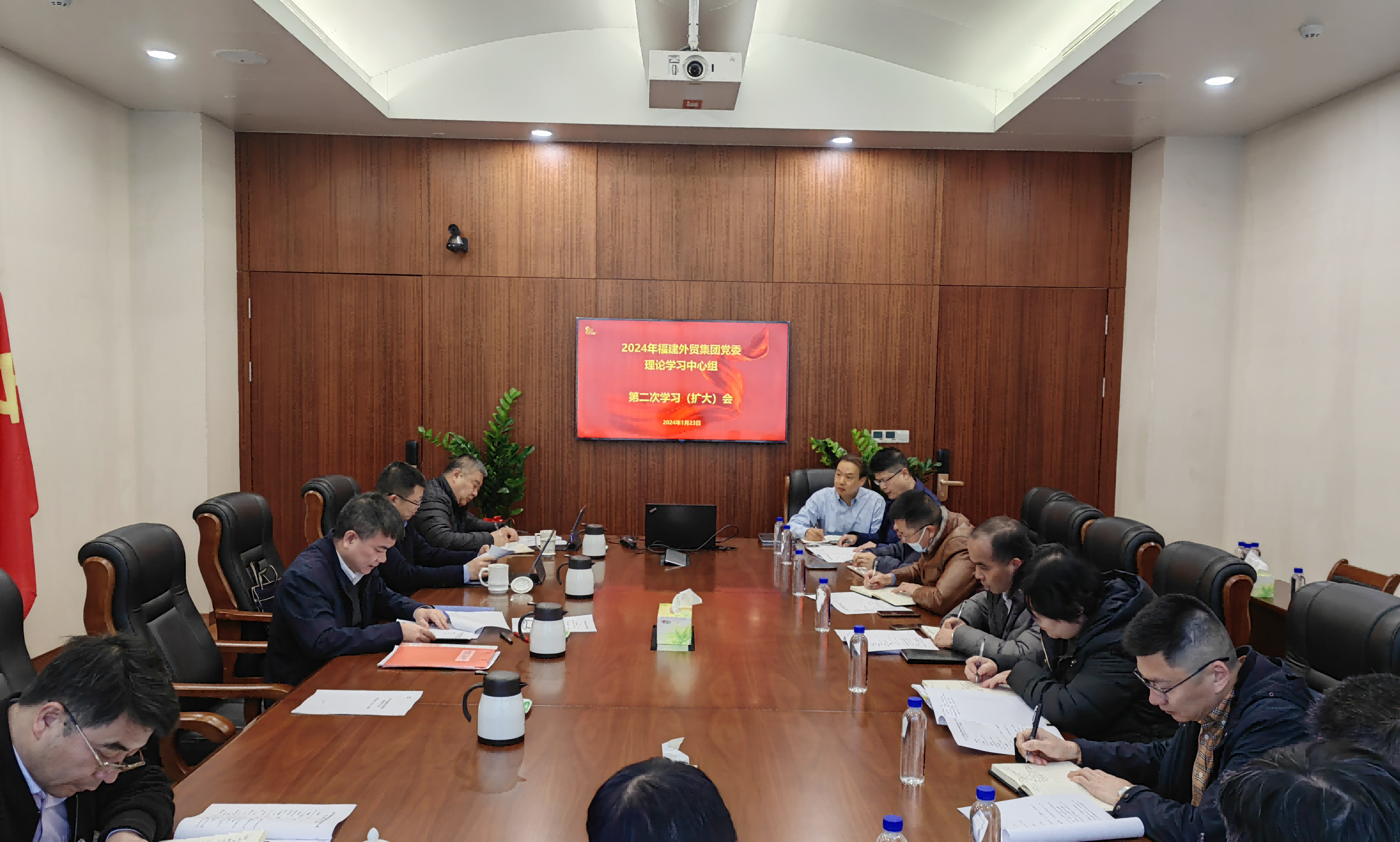 集團(tuán)黨委召開理論學(xué)習(xí)中心組專題學(xué)習(xí)會(huì)（紀(jì)委）(3).png